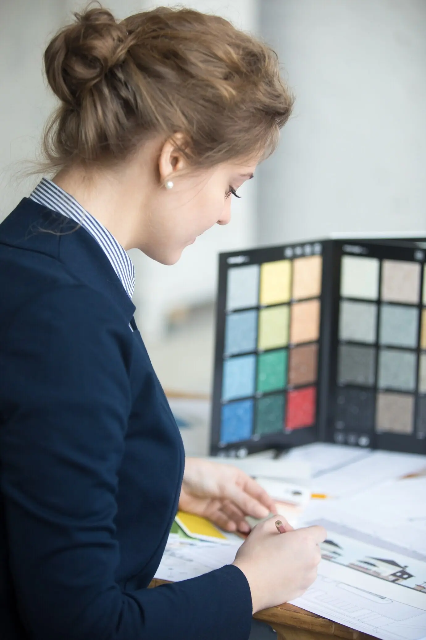 Eine Frau betrachtet Hausdesigns.